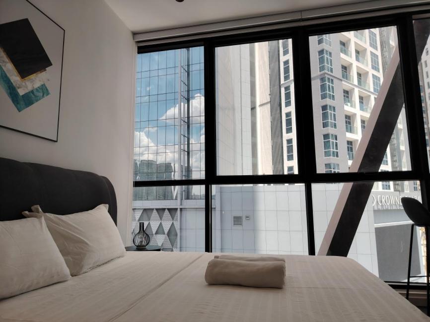 Scarletz Suites Klcc By Deko Retreat 쿠알라룸푸르 객실 사진